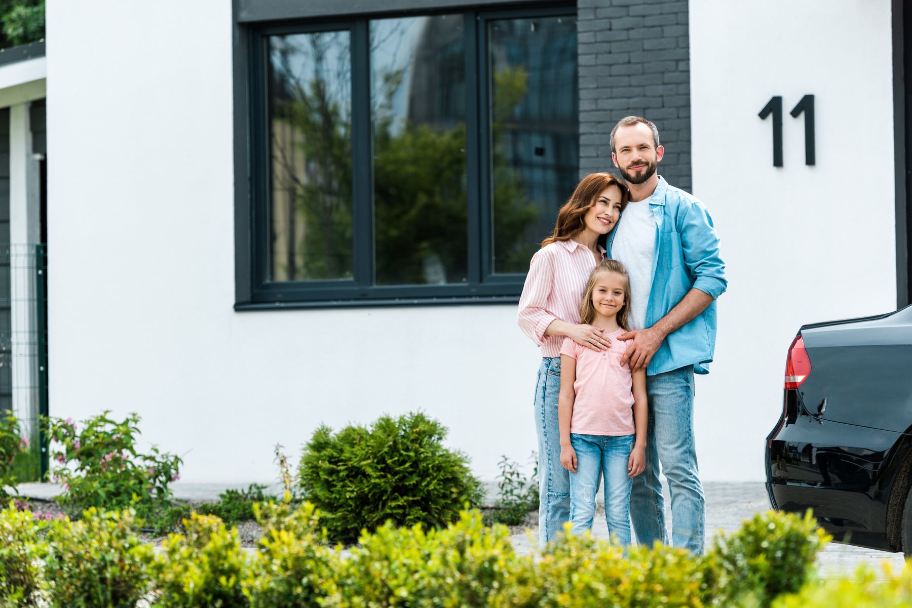 Familie vor ihrem Haus