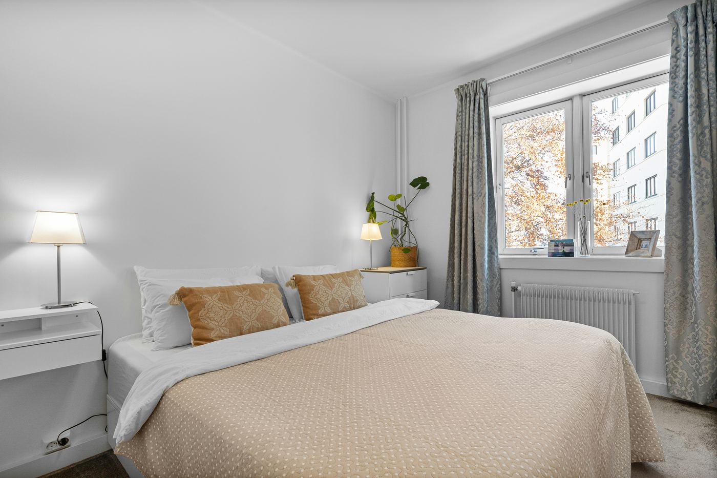 Ruhiges, helles Schlafzimmer